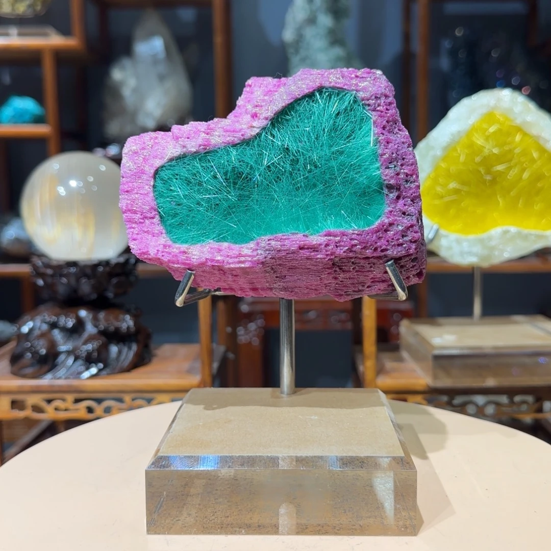 孵***音石材巴西红刚玉发晶共生