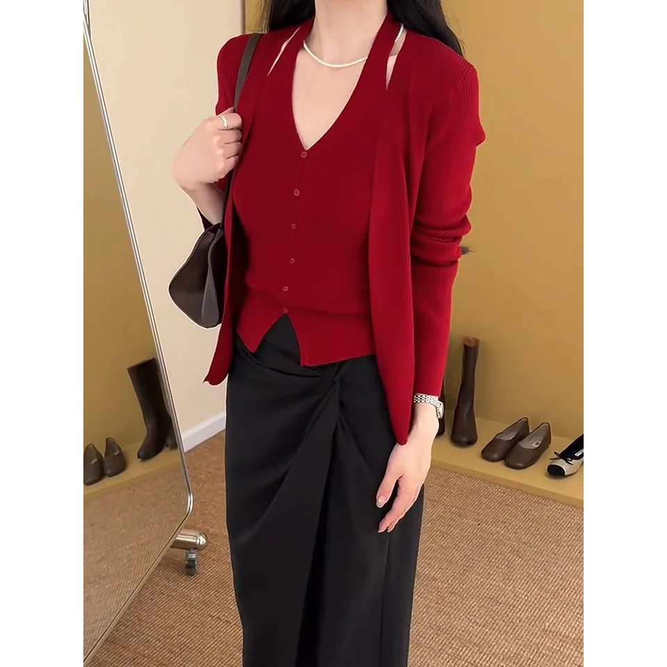 2025复古酒红色上衣女法式挂脖新款爆款针织吊带开衫两件套上衣