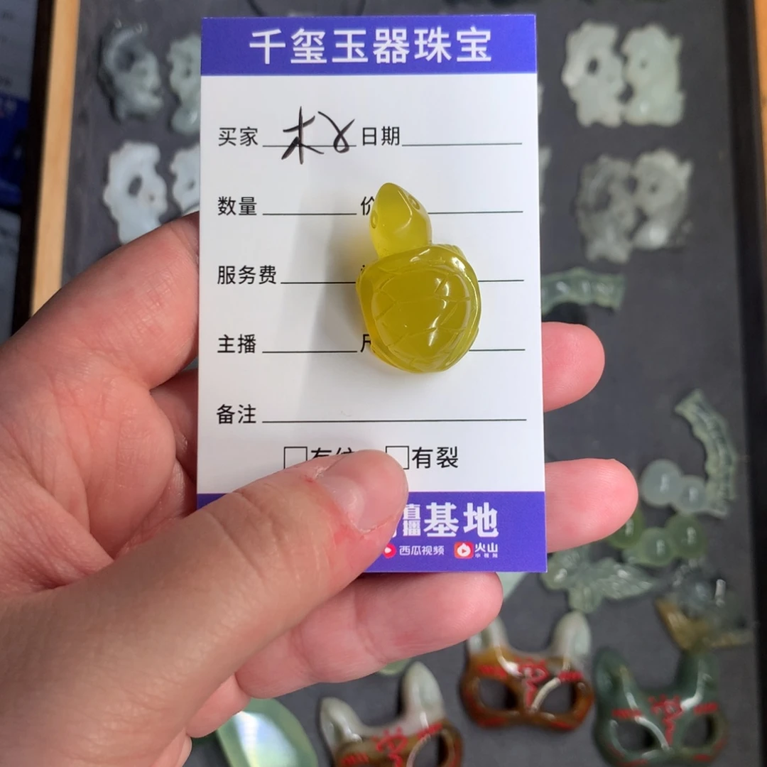 蛇纹石玉颈饰未镶嵌木**?