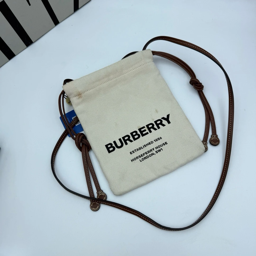 95新 BURBERRY/博柏利 xy 9387 米色帆布手机包19x14