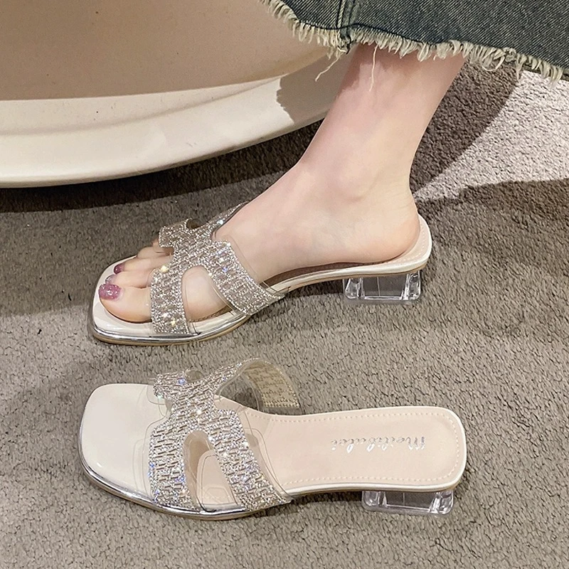 啄木鸟法式水晶凉鞋女2025新款夏季一字拖仙女风配裙子粗跟凉拖鞋
