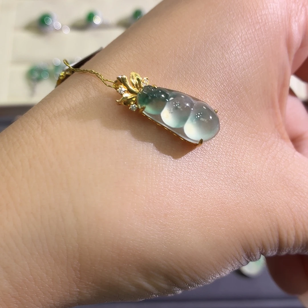 翡翠18K金镶嵌颈饰