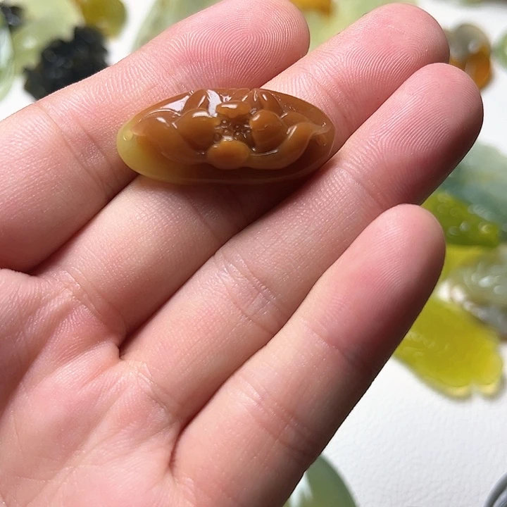 蛇纹石玉未镶嵌颈饰花****）
