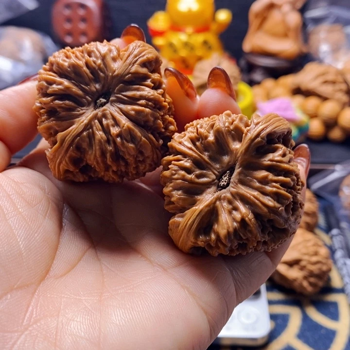 卖***哥吊坠文玩核桃南江石
