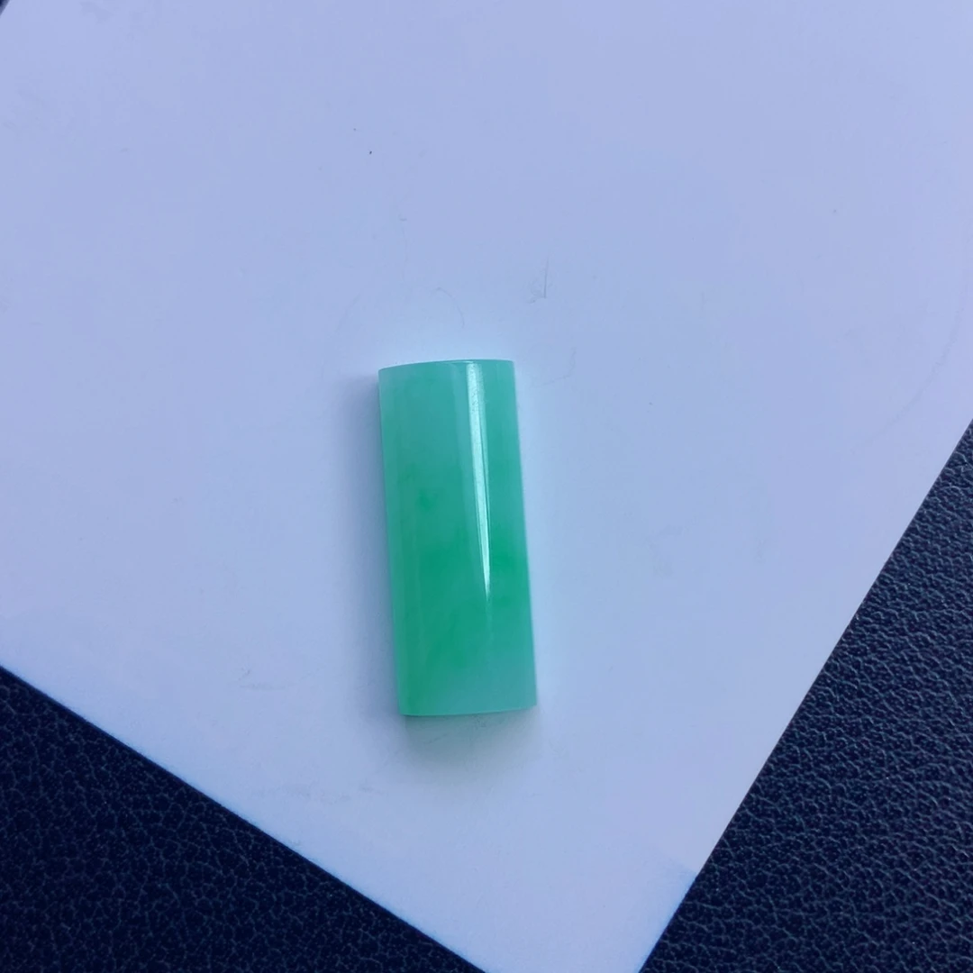翡翠未镶嵌颈饰无事牌