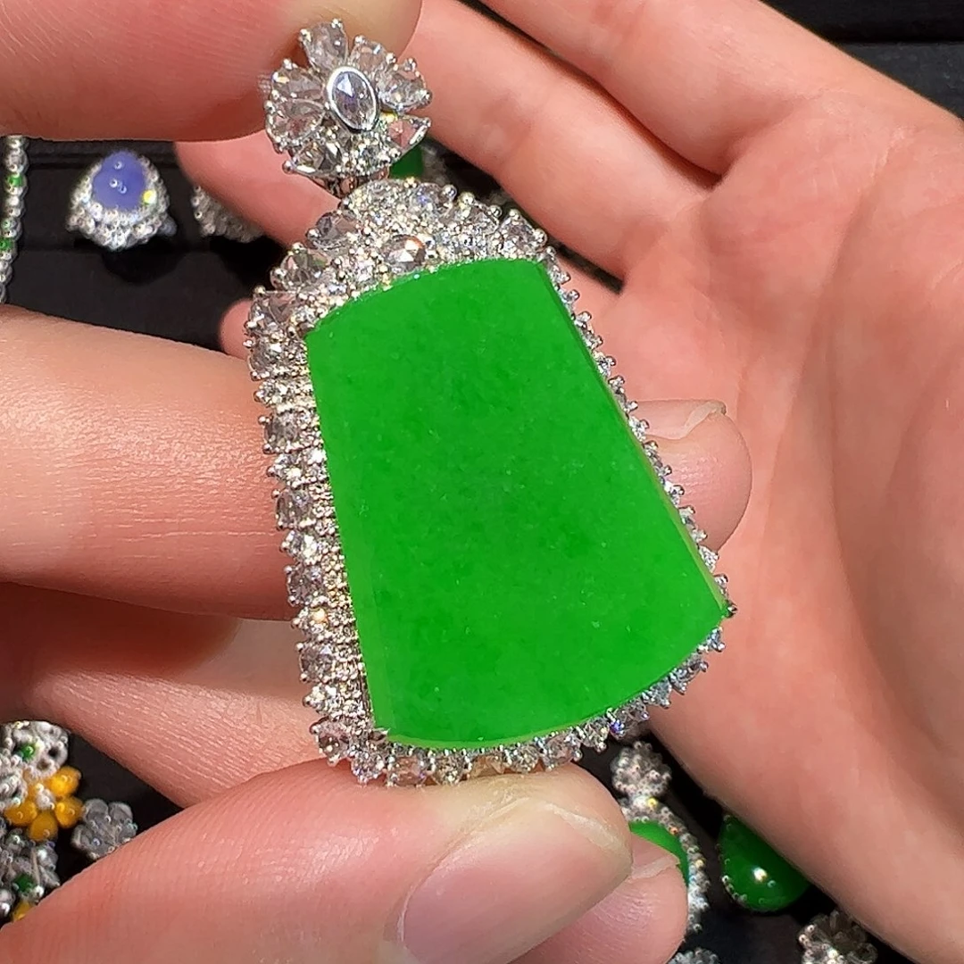 翡翠18K金镶嵌颈饰无事牌