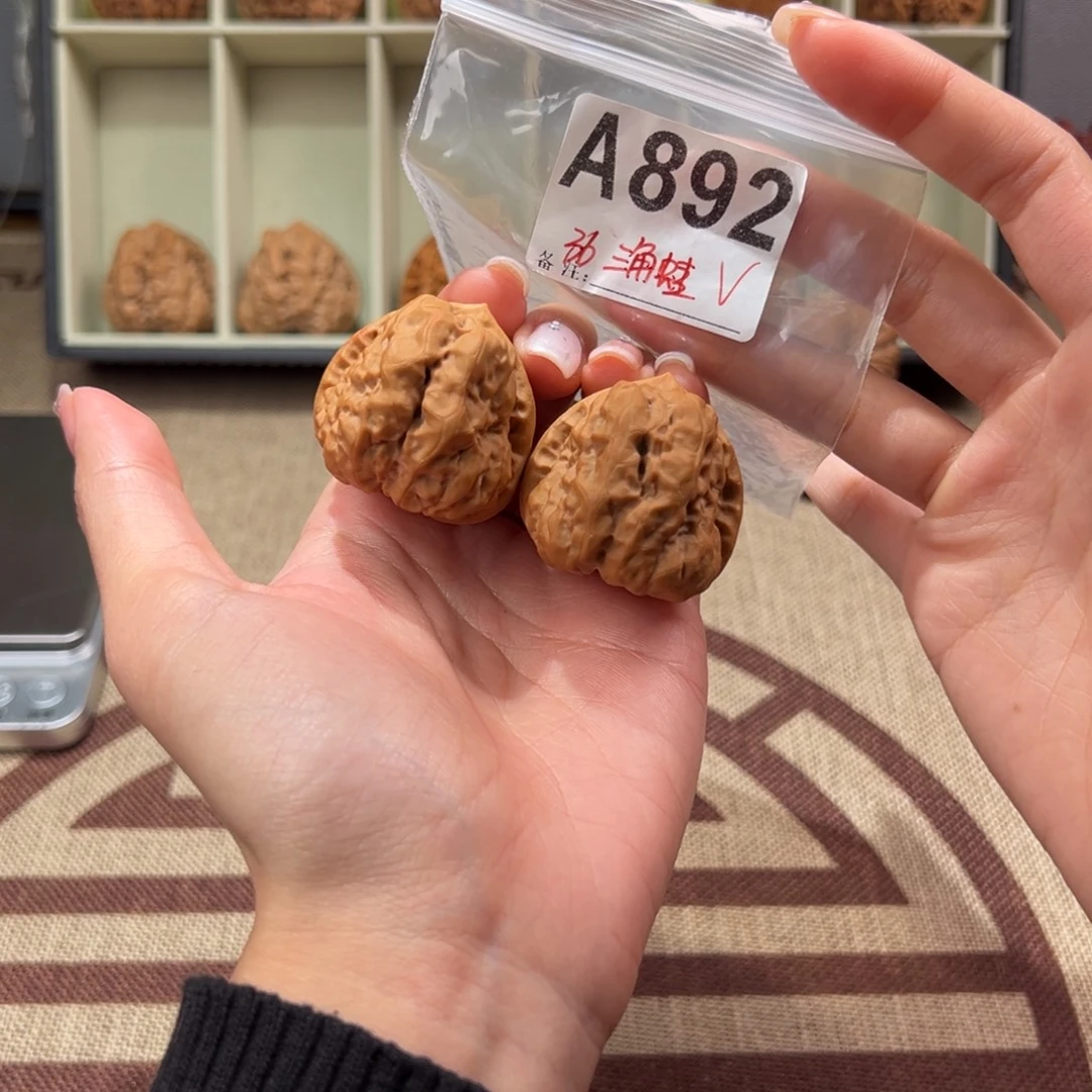 36四开背三角蛙文玩核桃