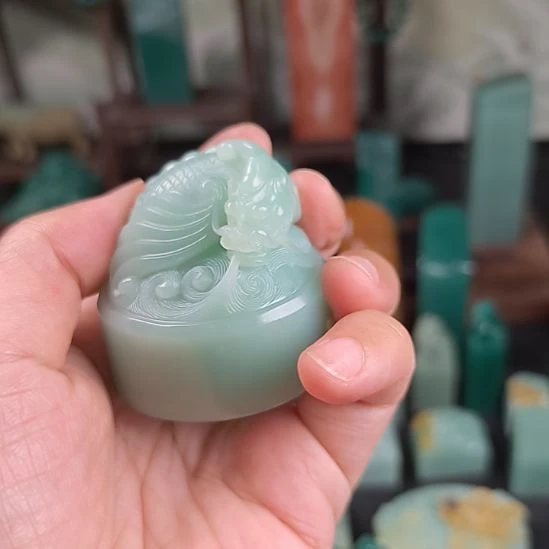 寿山石印石遵**心梅子青傲龙1