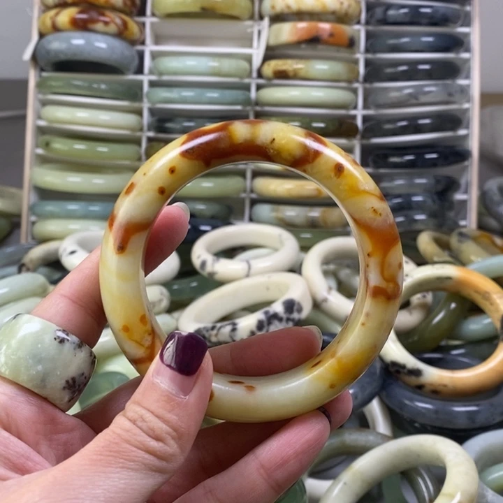 蛇纹石玉手镯未镶嵌