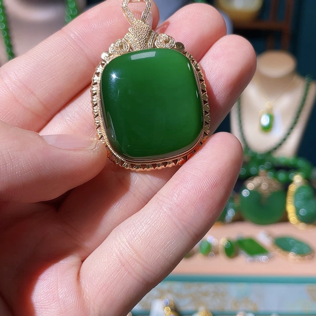 和田玉（碧玉）吊坠18K金镶嵌福**妈