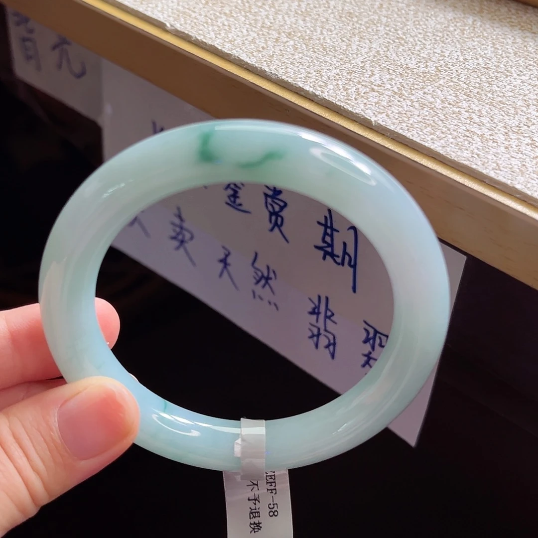 翡翠手镯未镶嵌手镯