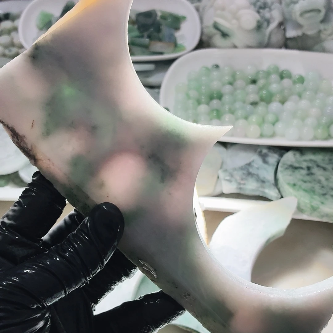 翡翠未镶嵌颈饰边角料