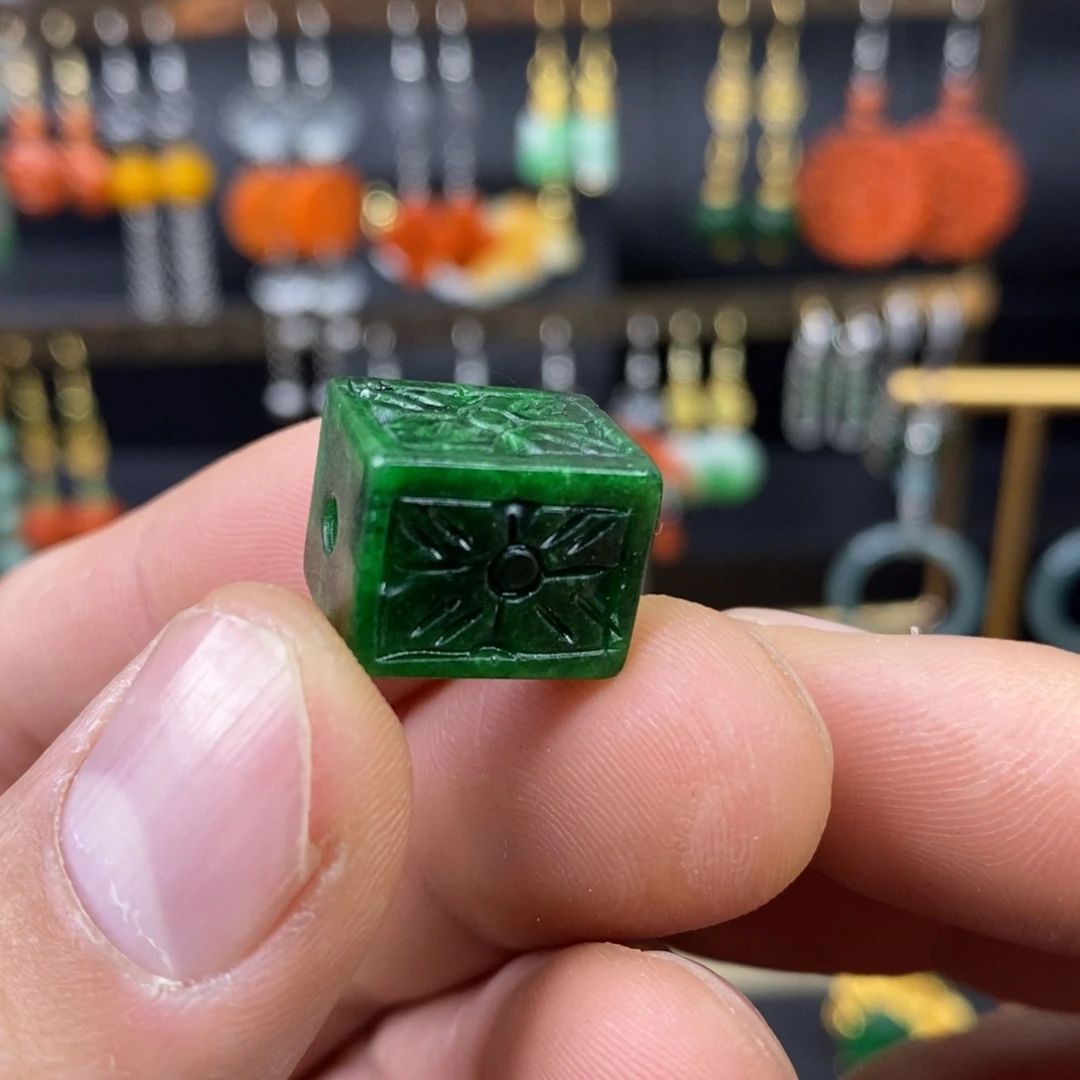 颈饰未镶嵌翡翠吊坠