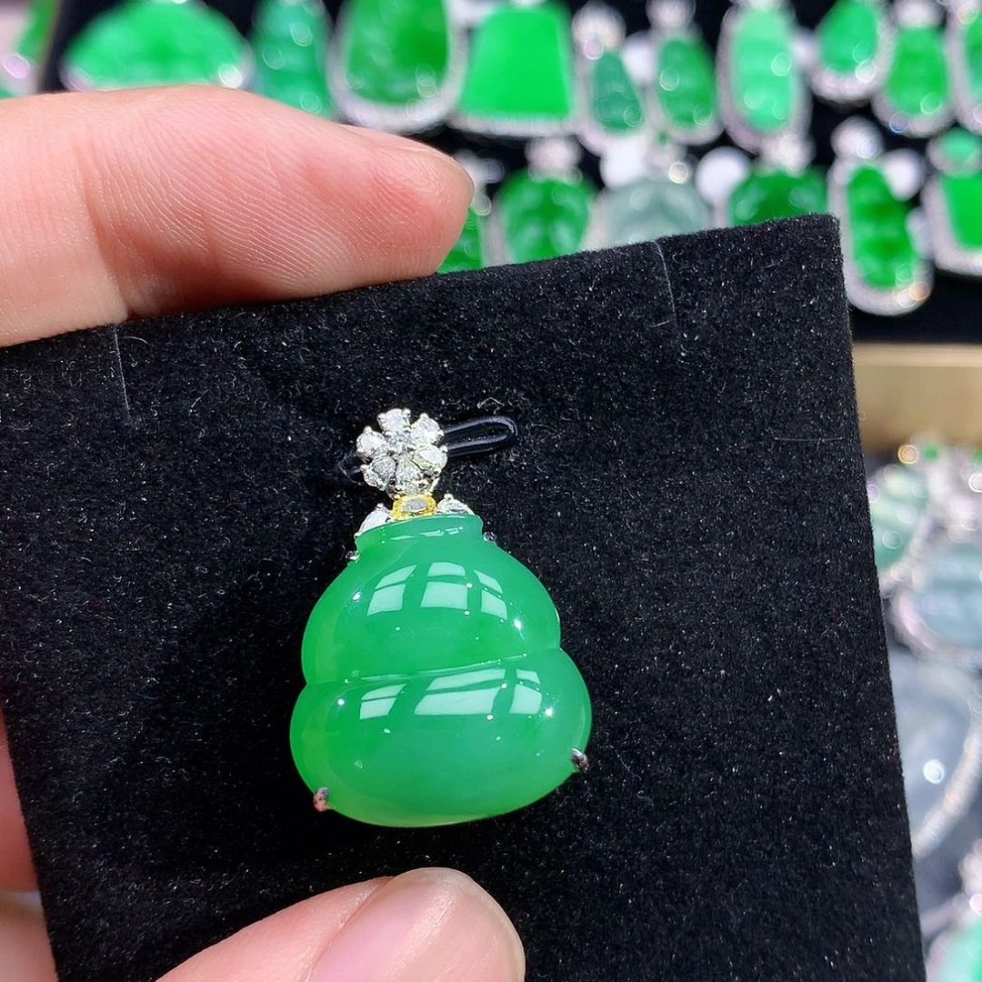 翡翠18K金镶嵌颈饰