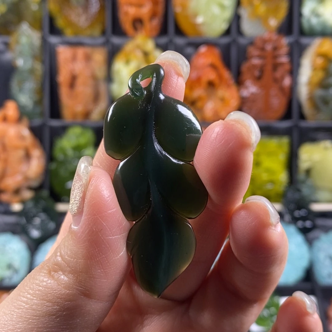 蛇纹石玉颈饰合金