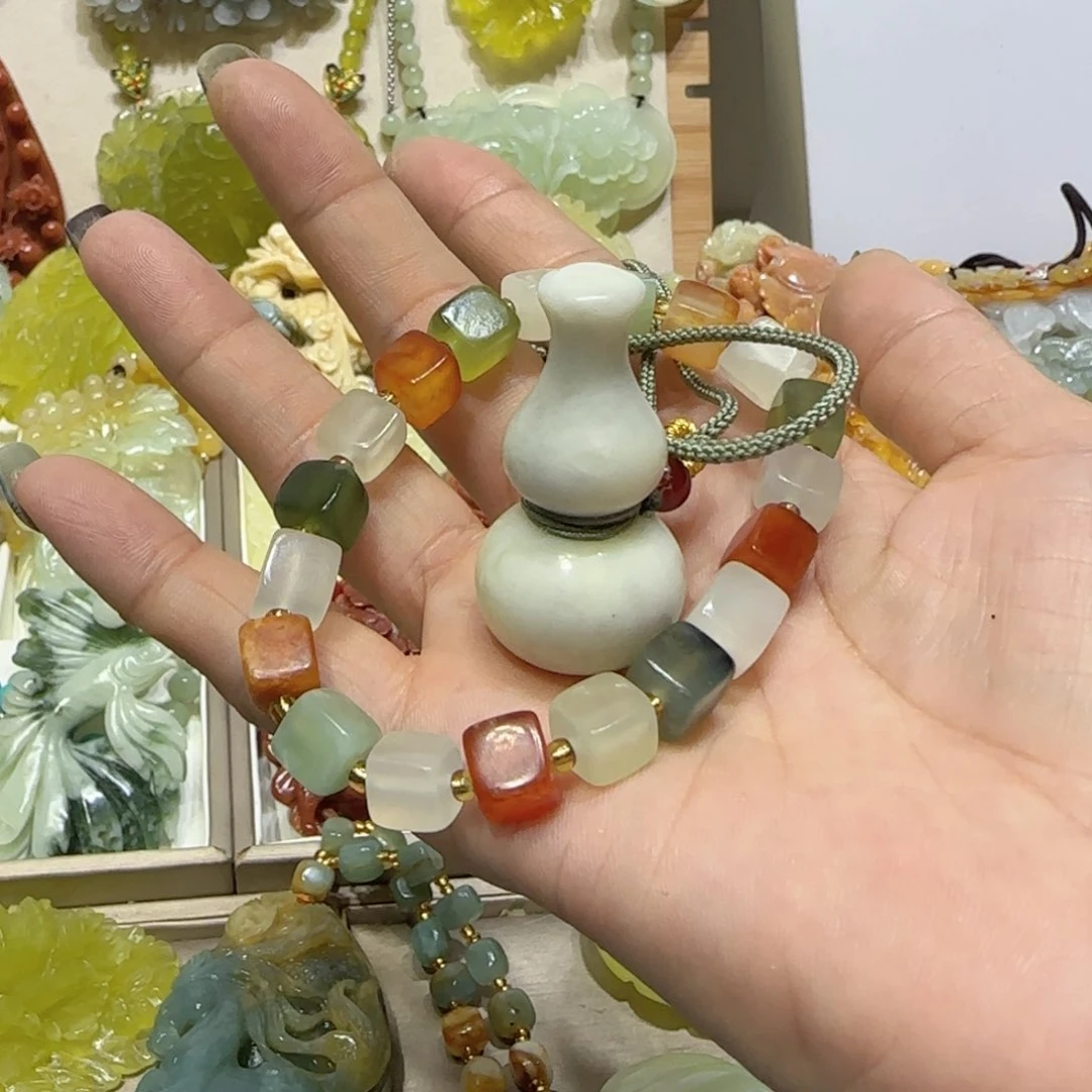 未镶嵌蛇纹石玉吊坠