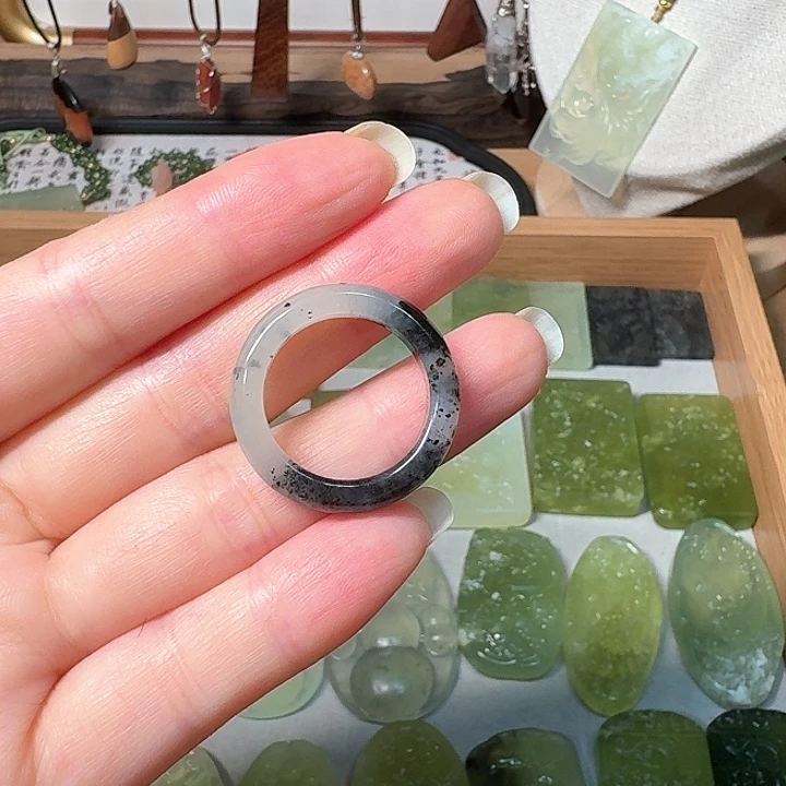 蛇纹石玉未镶嵌颈饰戒指