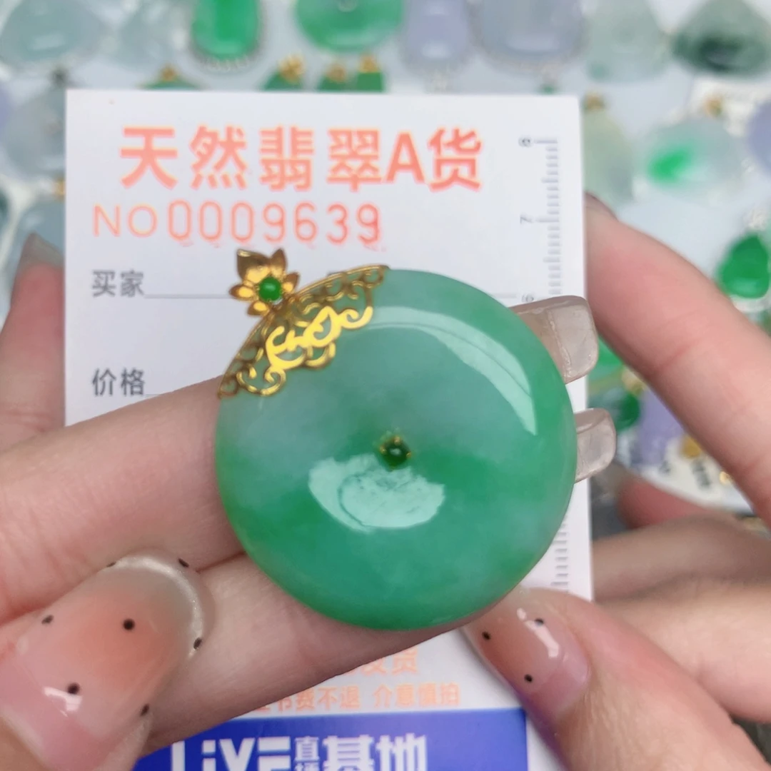 翡翠18K金镶嵌颈饰扣