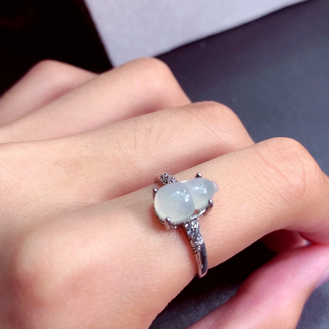 翡翠未镶嵌颈饰戒指