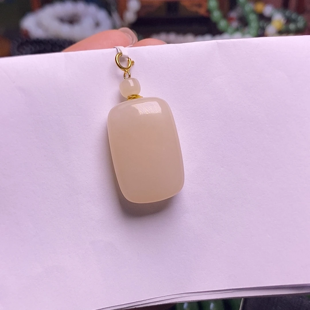 和田玉未镶嵌颈饰浓藕粉金镶无事牌