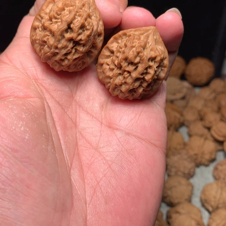 藏***锋桃核把件野生蜡皮鸡心