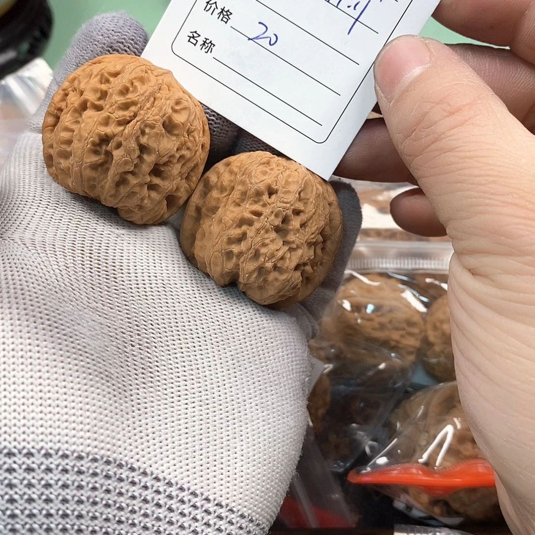 桃核把件曾***郎雨花石。