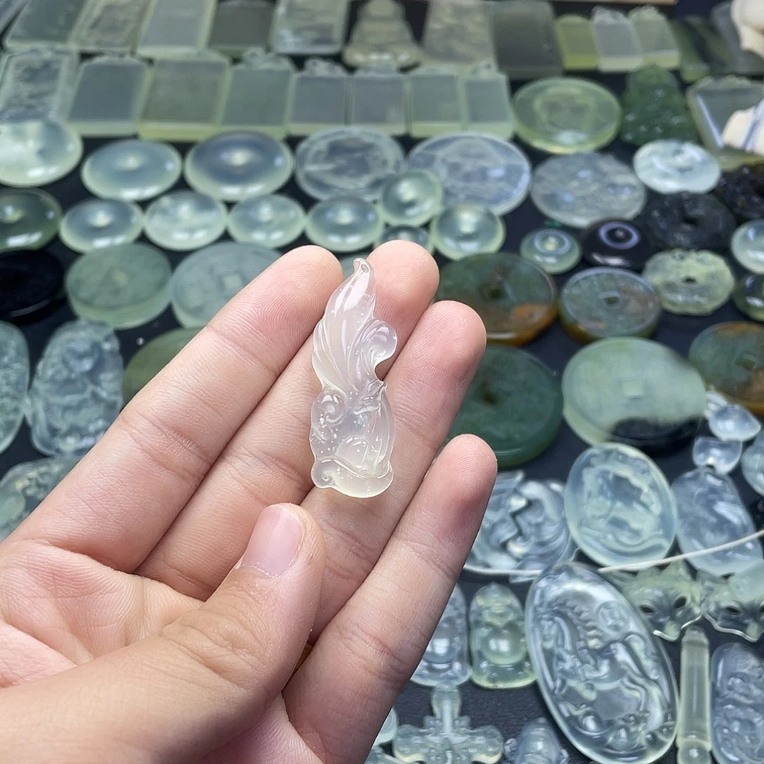 岫玉未镶嵌颈饰九尾狐