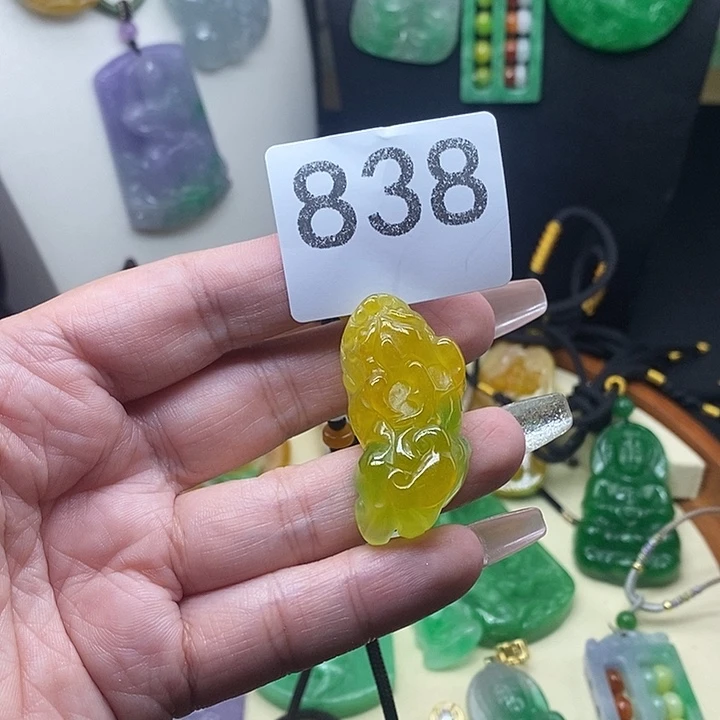 翡翠未镶嵌吊坠(赠链)