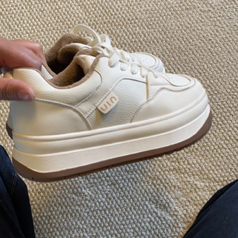 拉萨卓依新款-春夏百搭加绒白女鞋板鞋(25011-1)夏季增高鞋厚底