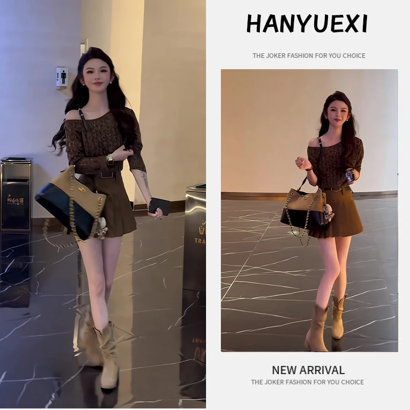 秋季一整套女装2025年新款韩版气质减龄斜露肩长袖上衣短裙两件套