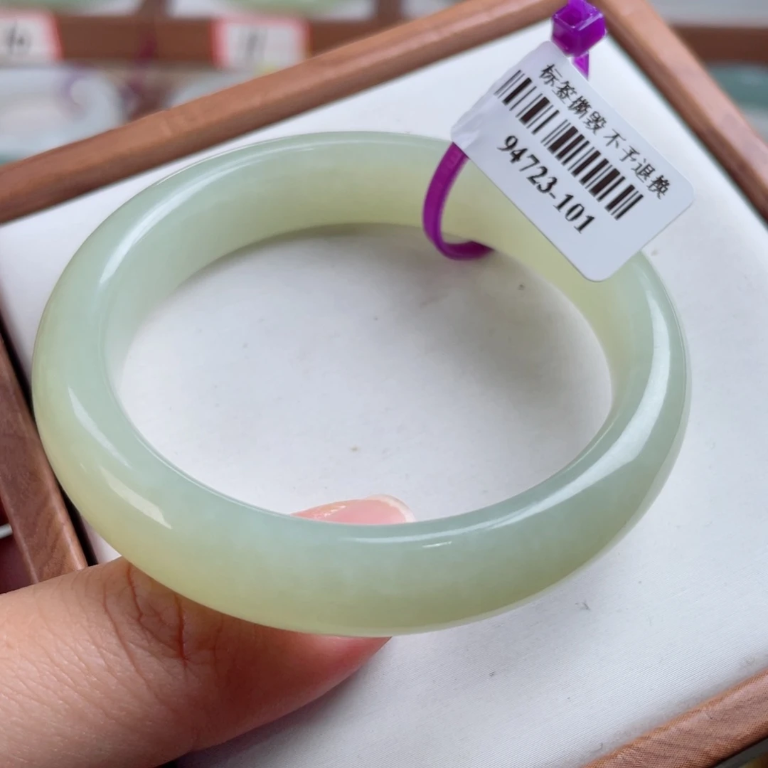 【闪购商品】和田玉手镯未镶嵌芹*?51.6