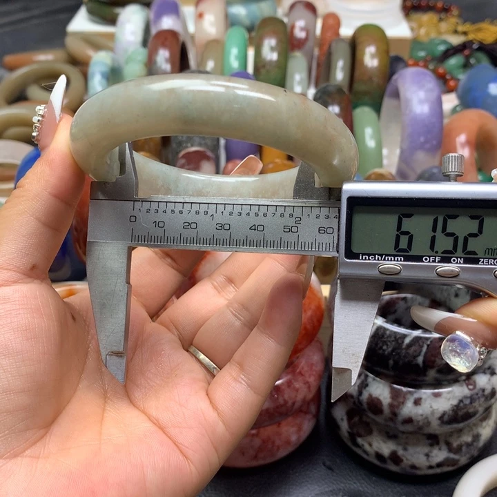 未镶嵌手镯石英质玉