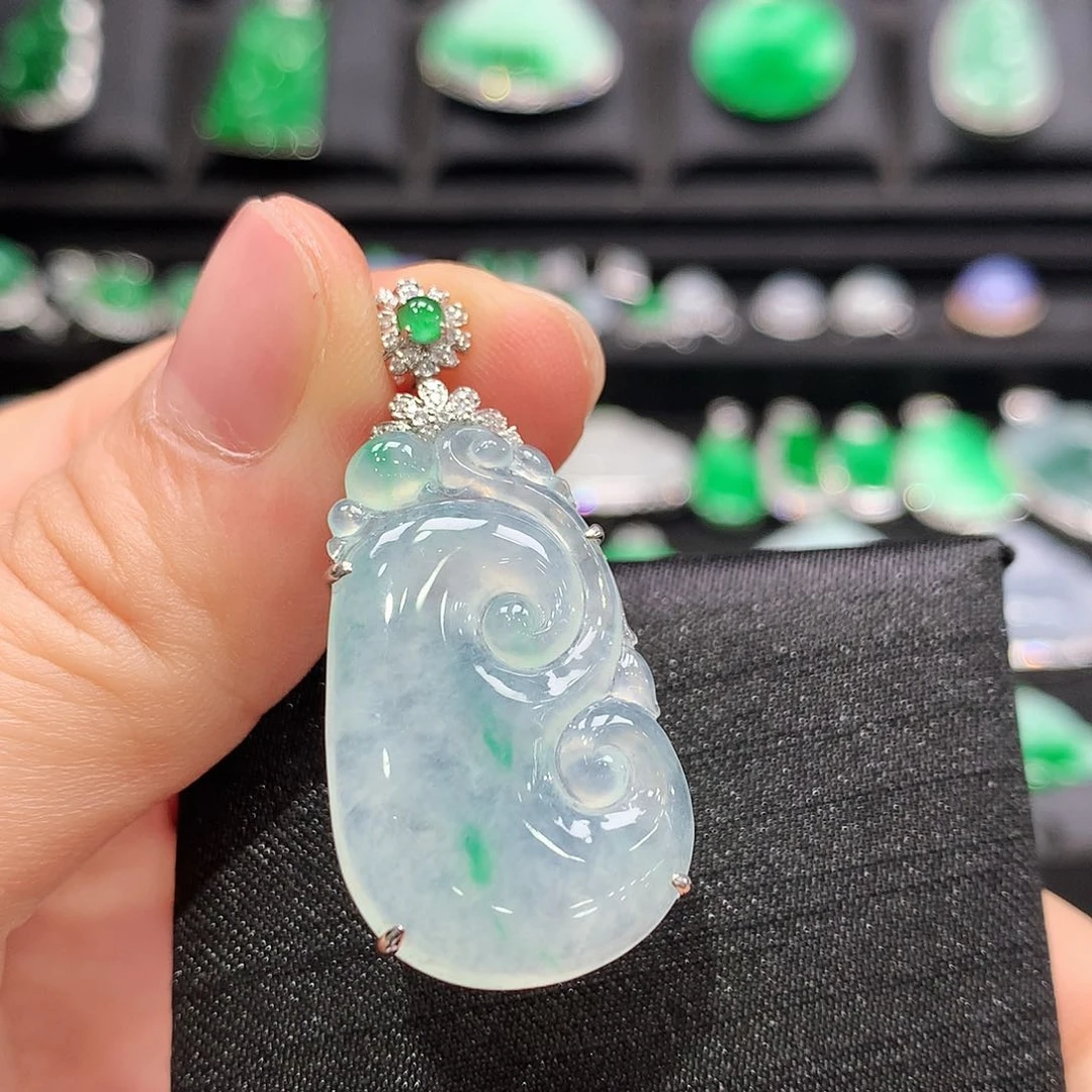 翡翠18K金镶嵌颈饰如意