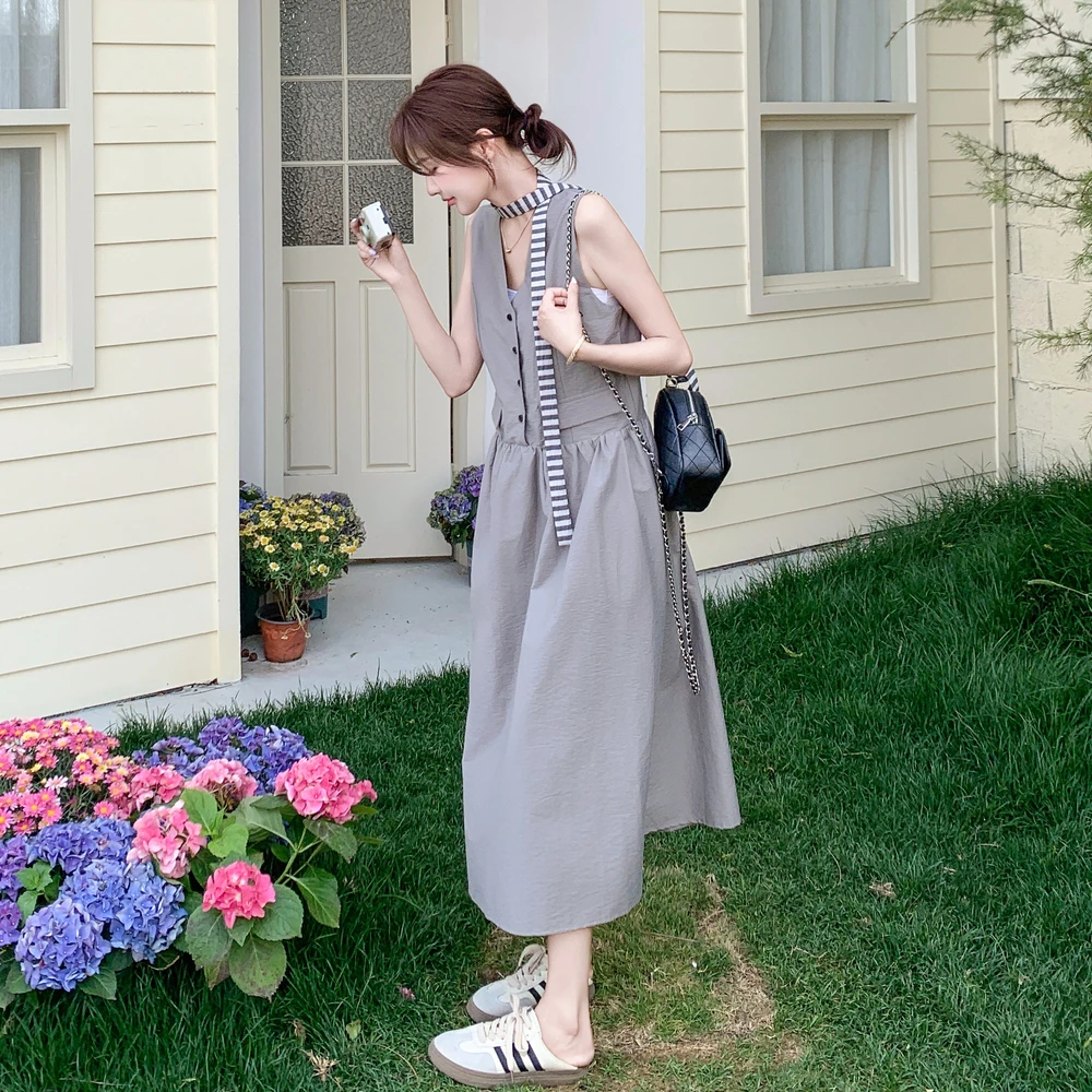 五一出游灰色无袖背心连衣裙女夏2025新款设计感V领收腰显瘦长裙