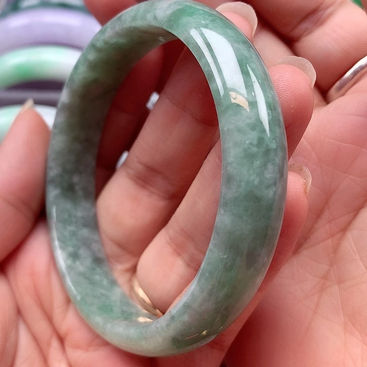 翡翠手镯未镶嵌翡翠