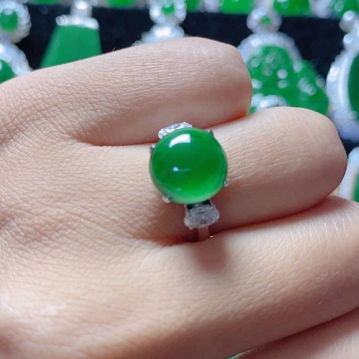 翡翠颈饰18K金镶嵌18。   