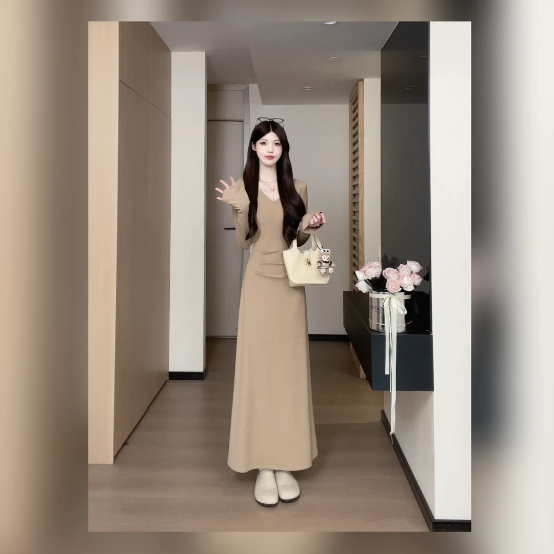 松本丧丧纯色V领针织设计感纯欲针织长袖秋冬显瘦连衣裙B253Q1747