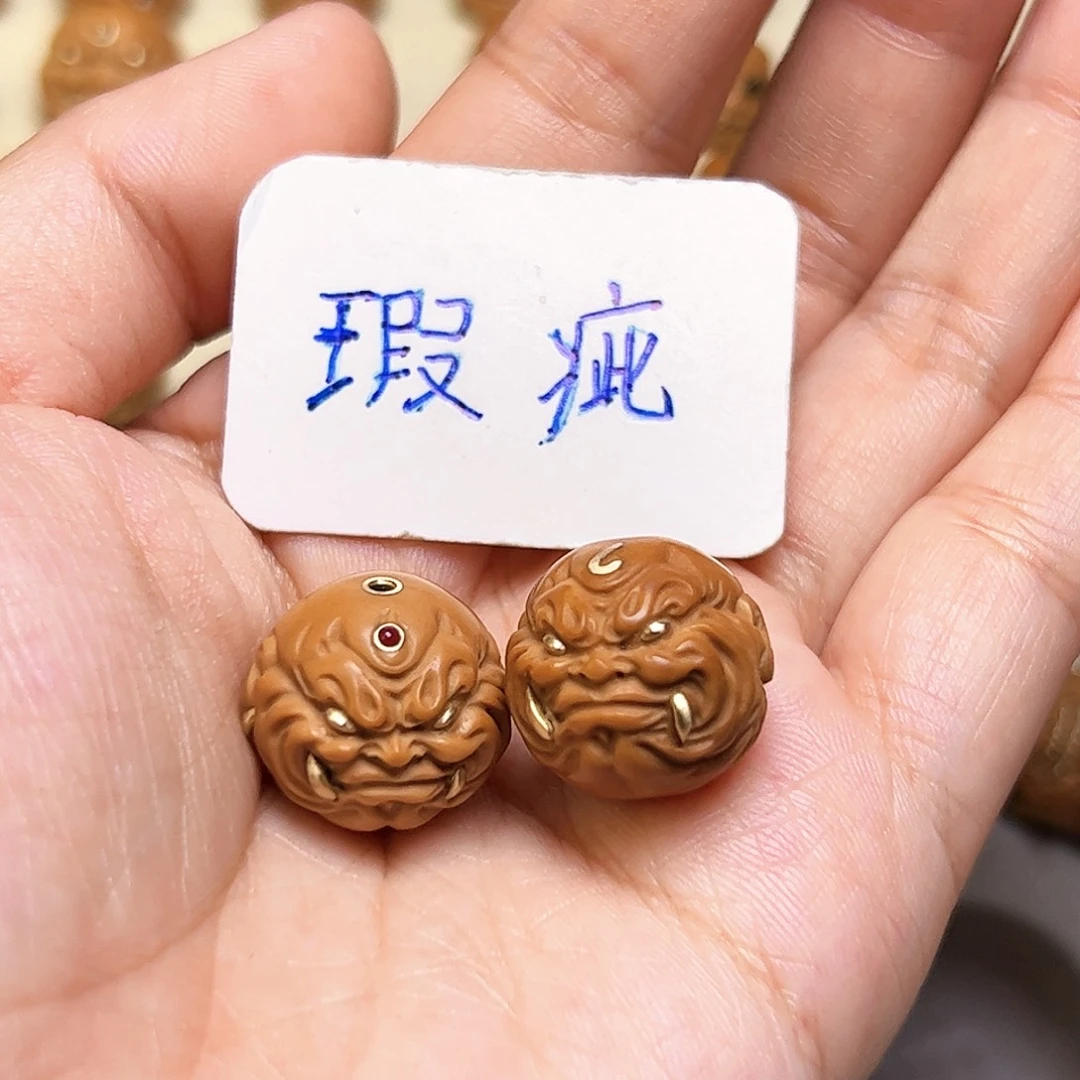 把件猴头核桃瑕疵漏款