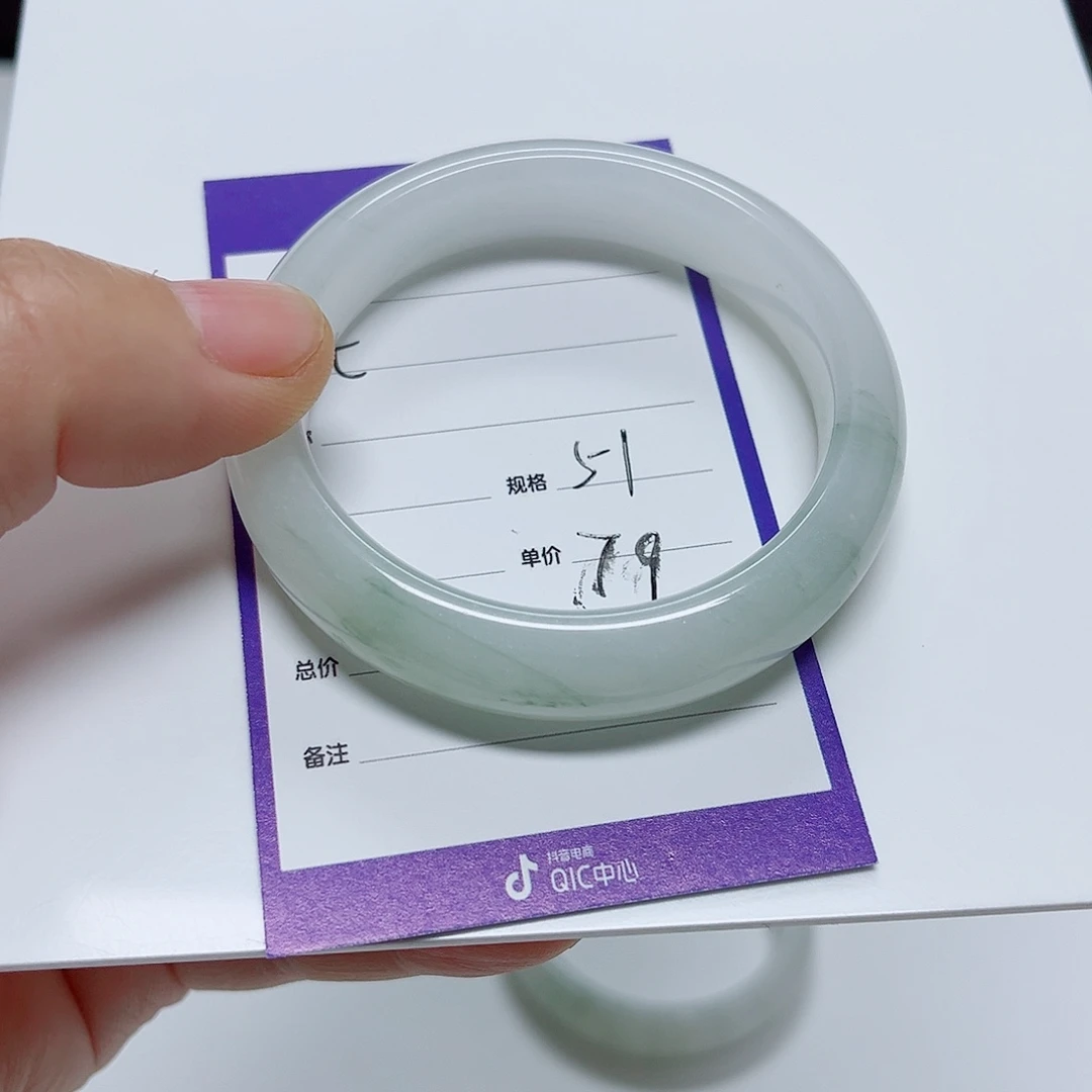 尢***.未镶嵌手镯石英质玉
