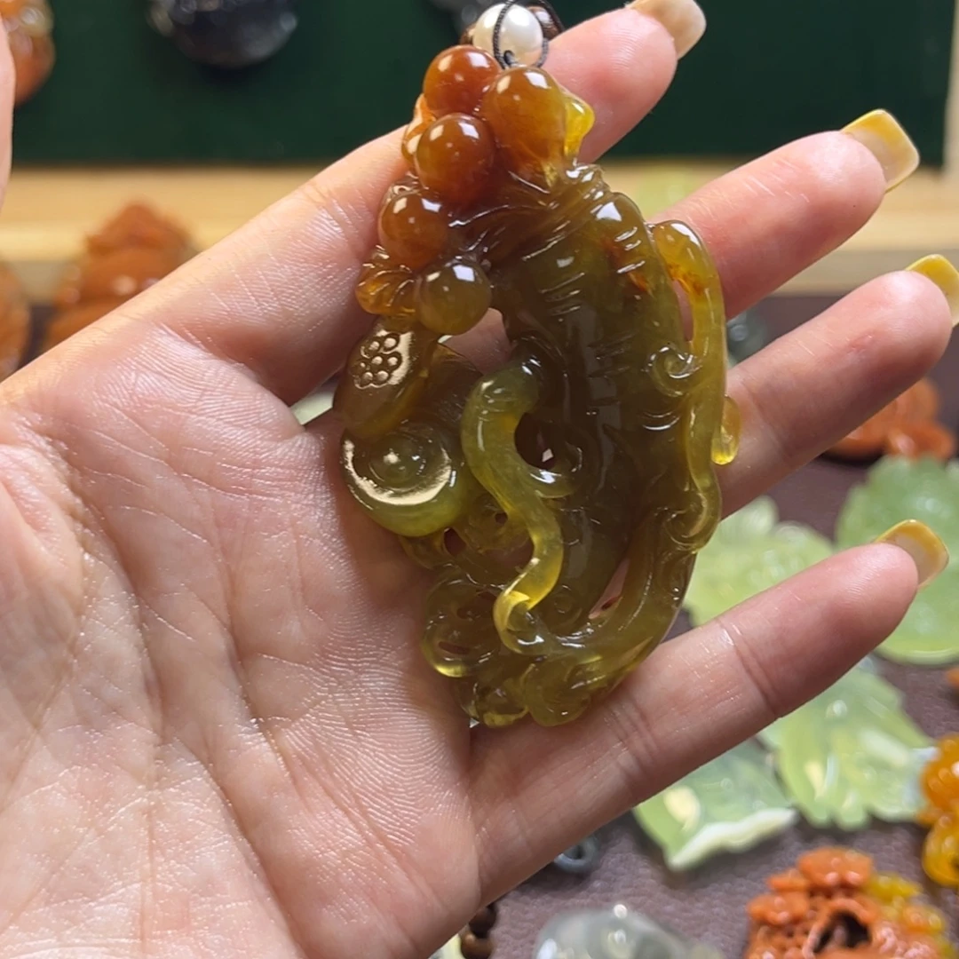 红***子蛇纹石玉未镶嵌颈饰
