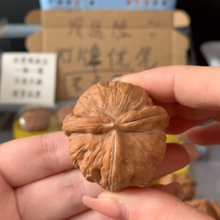 举***独吊坠文玩核桃异形单只，有瑕疵