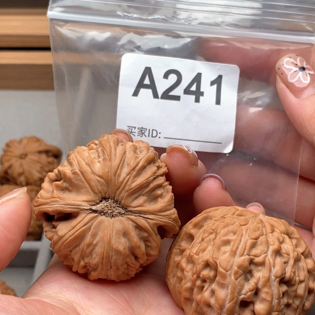 文玩核桃吊坠42全品球白