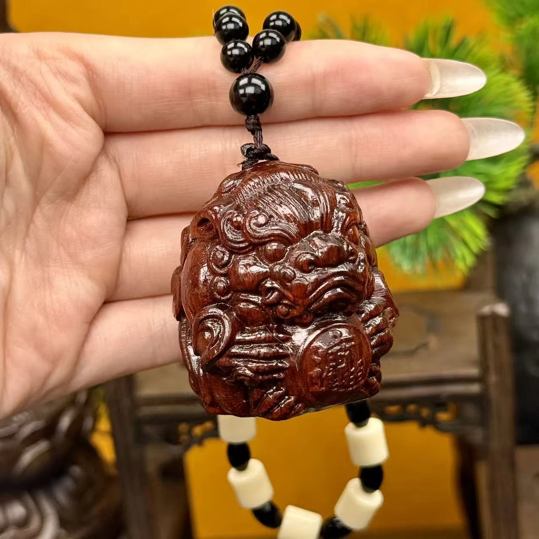 手把件檀木精美件貔貅抱球