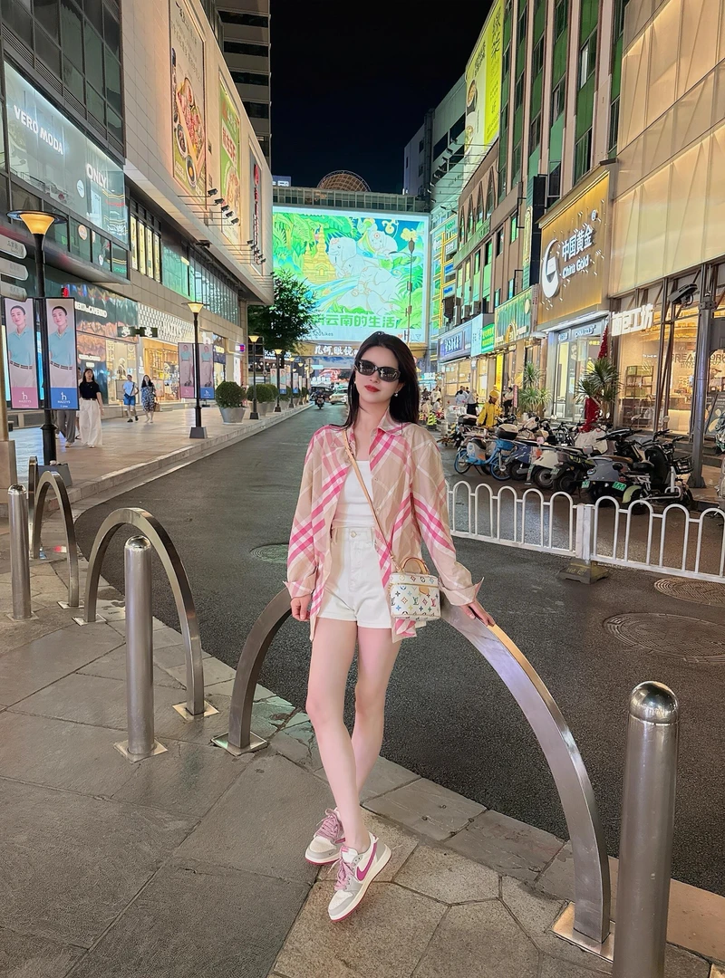 2025秋季新款韩版老钱风格纹衬衣女修身开衫衬衫外套百搭休闲短裤