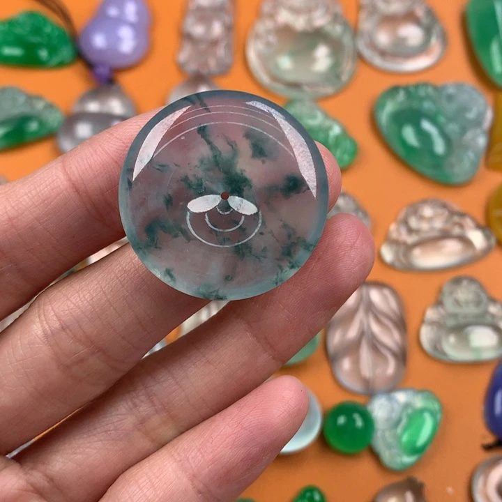 翡翠挂件未镶嵌….