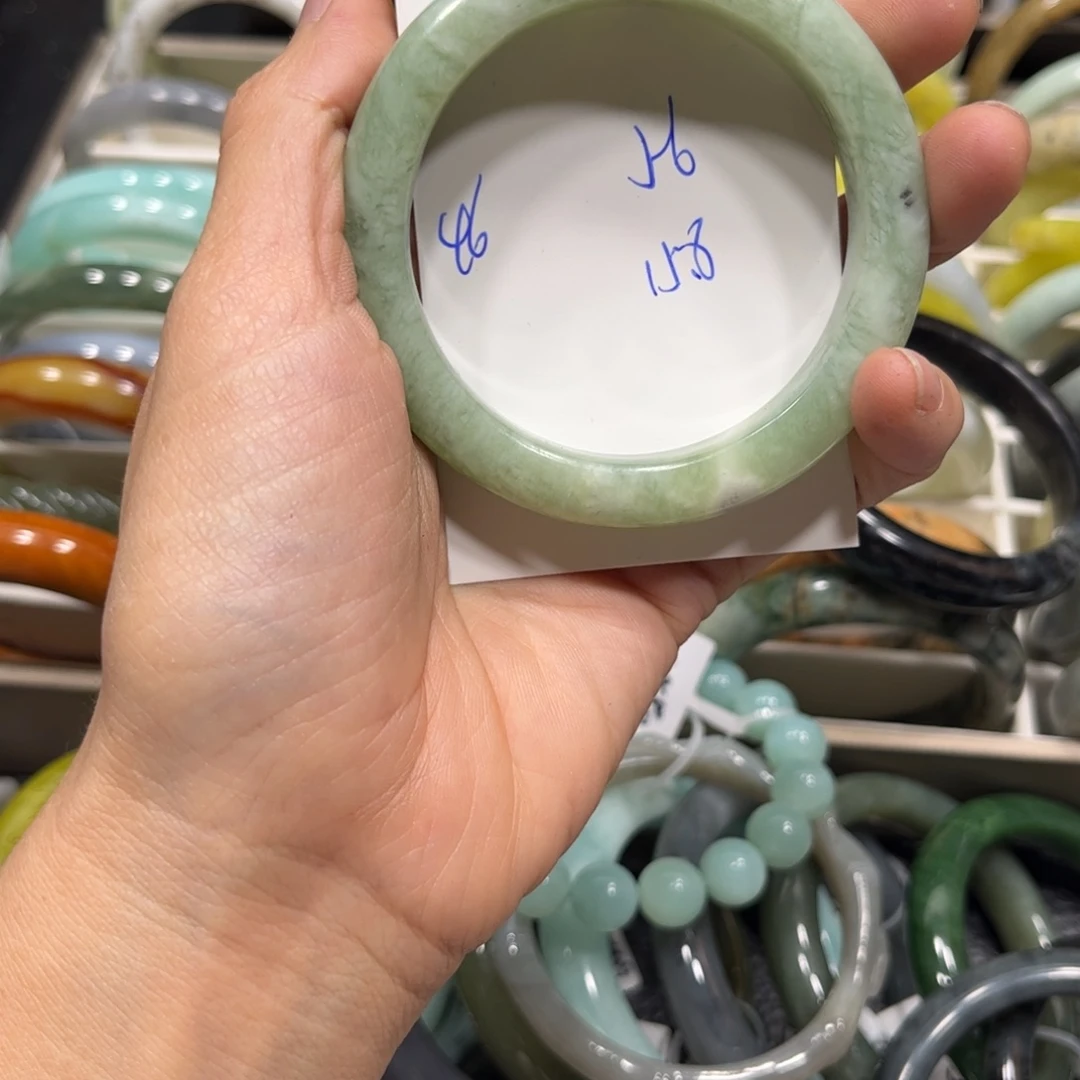 蛇纹石玉手镯未镶嵌文*