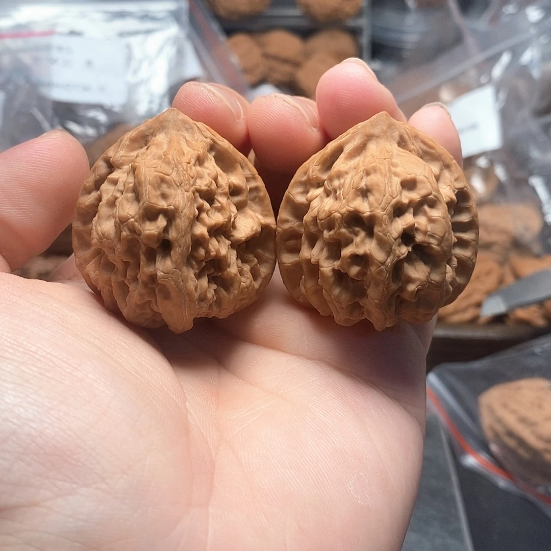 1文玩核桃梨木台39-310