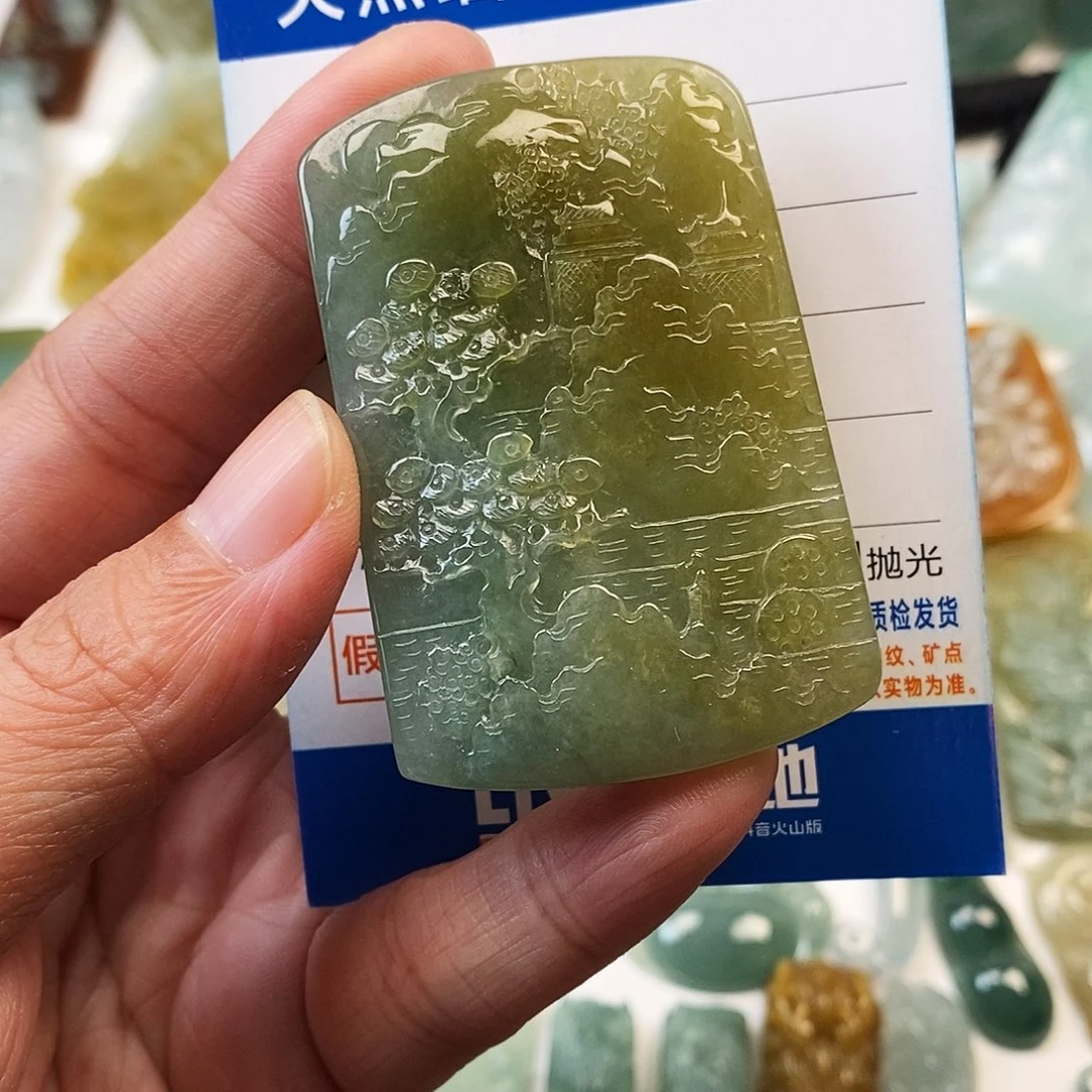 翡翠未镶嵌颈饰山水