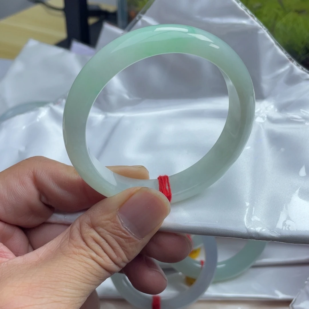 翡翠未镶嵌手镯57糯化飘绿（处理）