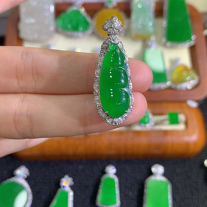 翡翠18K金镶嵌颈饰豆子